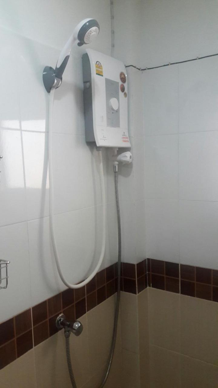 Savika Guesthouse Ранонг Екстер'єр фото